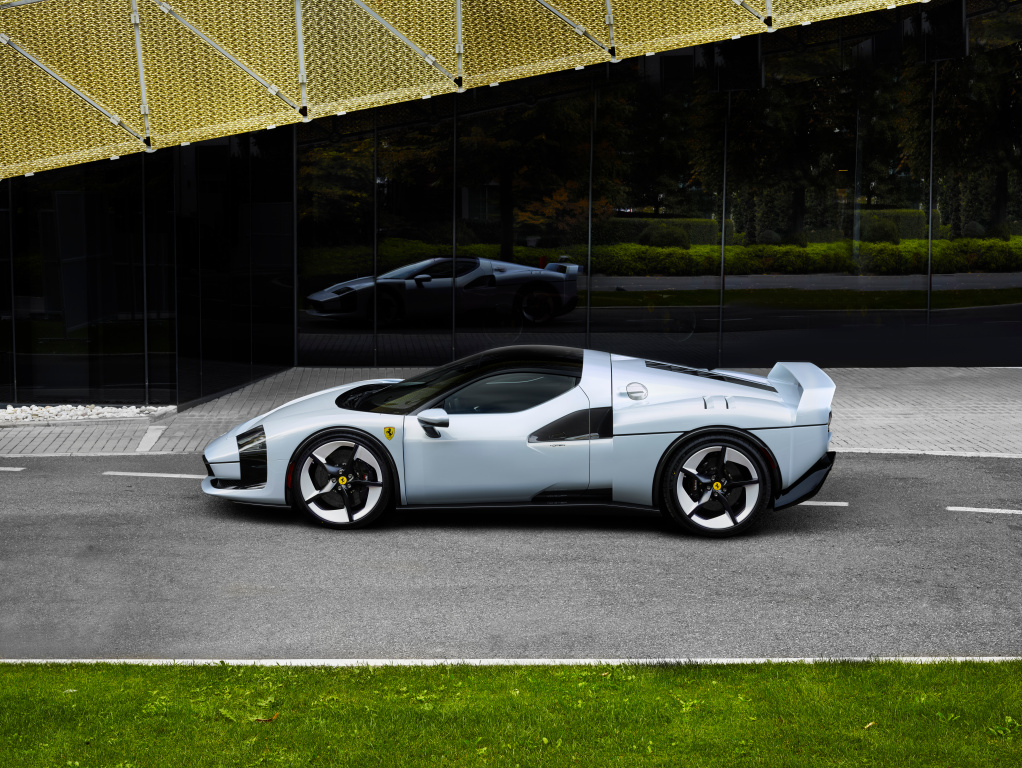 SMALL_Ferrari_SC40_EXT__7_2b6a8ef8-9e00-4792-928b-313eda76366b